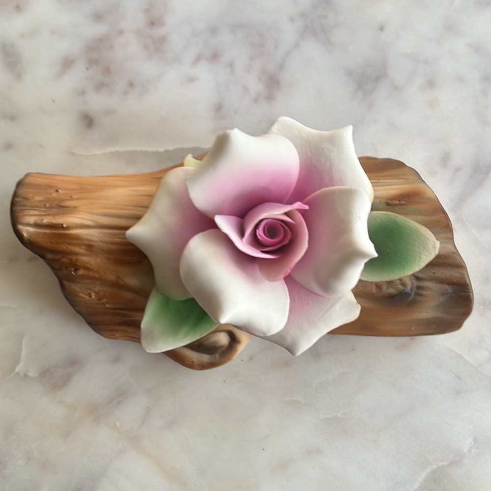 Nuova Capodimonte EUC Rose on Log